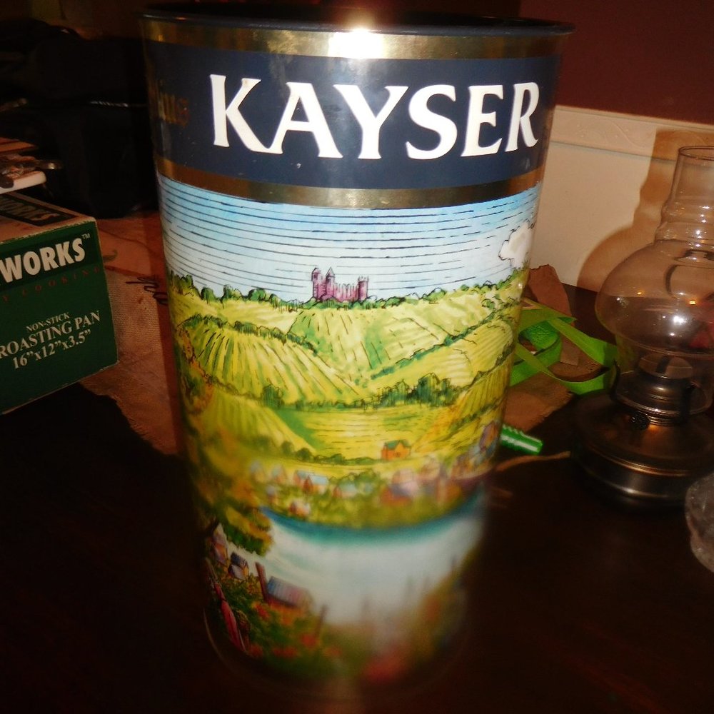 Vintage Collectable  Cat Tin